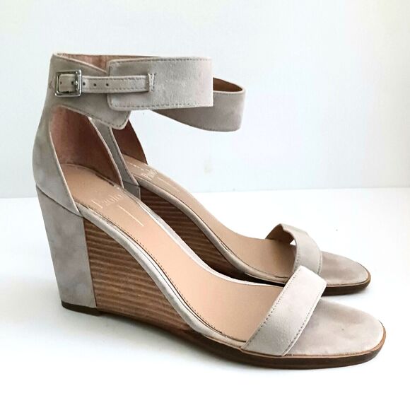 Linea Paola Elodie Wedge Sandal Lt Gray Suede Buckle Ankle Strap Sz 7 - Picture 1 of 9